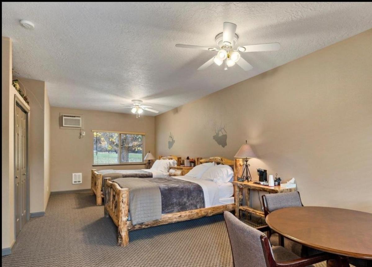 Southfork Lodge - Riverside Inn Lowman Екстериор снимка