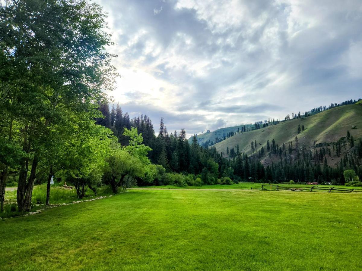 Southfork Lodge - Riverside Inn Lowman Екстериор снимка