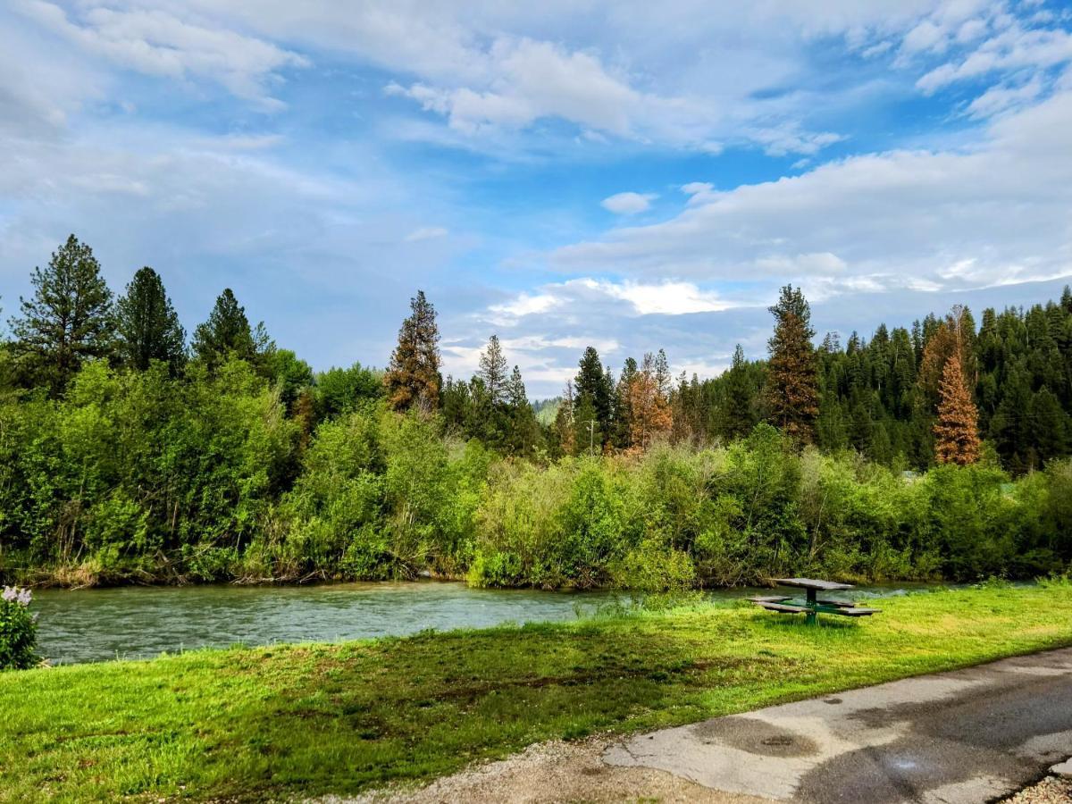 Southfork Lodge - Riverside Inn Lowman Екстериор снимка