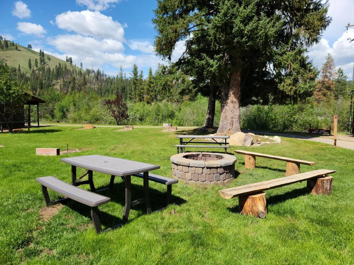 Southfork Lodge - Riverside Inn Lowman Екстериор снимка